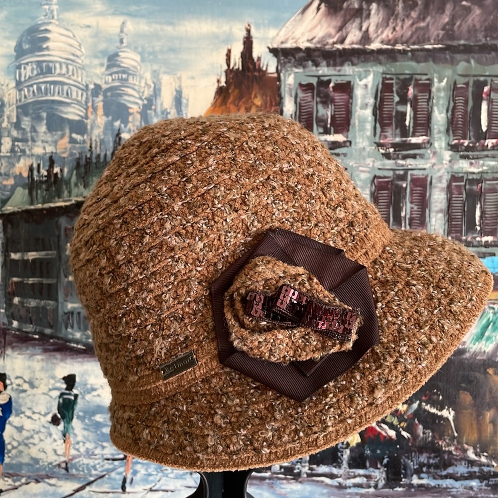 NEW Betmar Adorable Cloche Camel Heather Tweed Sequins Ribbon Flower